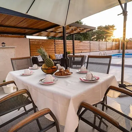 Marieta Villa *